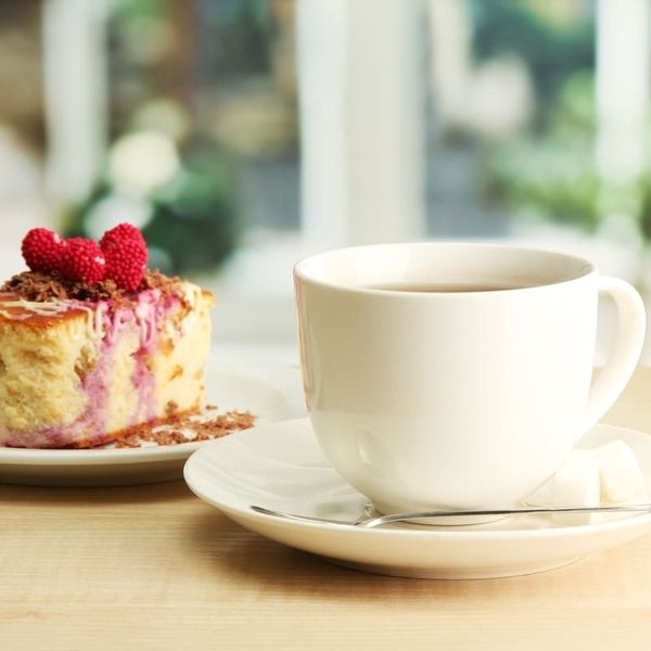 Tasse Kaffee mit Kuchen